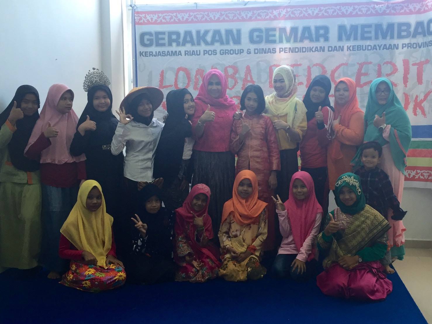 Kepala Badan Perpustakaan dan Arsip Kota Pekanbaru bersama peserta lomba