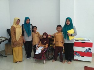 Penyerahan Hadiah Kepada Siswa Resensi Terbaik