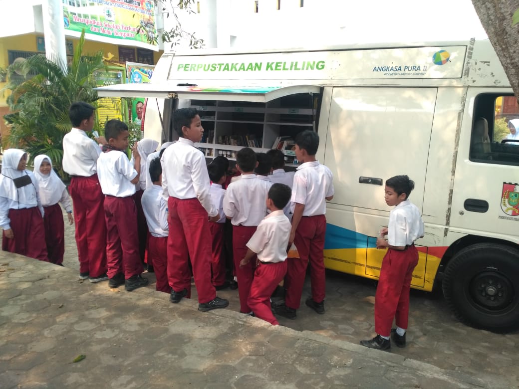 antusias anak-anak ke mobil perpustakaan keliling