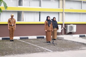 Kadispusip Ajak Pegawai Optimalkan Penggunaan Aplikasi Sinergi di upacara senin
